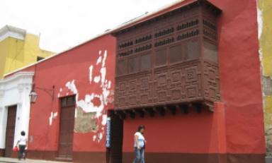 Limpieza de techos para prevenir acumulación de las lluvias empezó en el Centro Histórico de Trujillo. (Foto: Difusión)