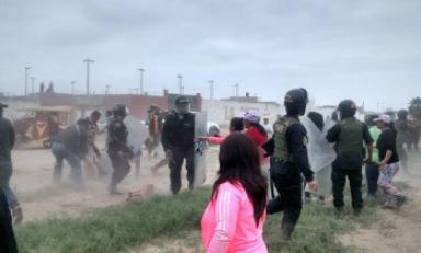 Precisos instantes en el que capturan a una mujer que habría roto parabrisas de patrullero. Foto: Trujillo en Línea
