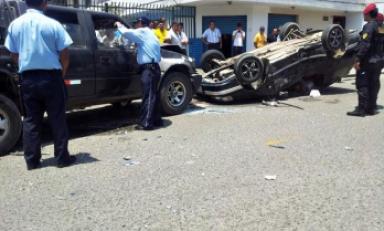 Así quedó el auto tras la colisión con una camioneta en la urbanización Santa Inés. (Foto cortesía MPT)
