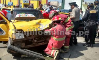 Vehículo quedó totalmente inservible. Foto: Trujillo en Línea