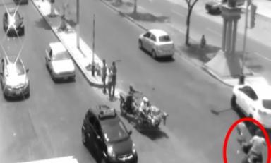 Conductores que circulaban cerca ayudaron a motociclista. Foto: Trujillo en Línea