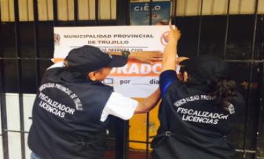 Tres bares informales fueron clausurados por la municipalidad en el mercado La Hermelinda. (Foto cortesía MPT)