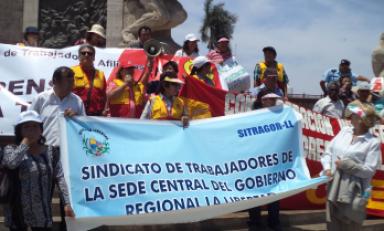 Rodearon la plaza de armas y se concentraron en monumento. Foto: Trujillo en Línea