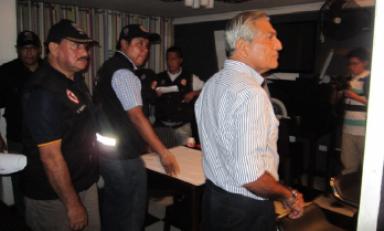 El alcalde Elidio Espinoza participó en el operativo donde fueron clausurados cinco bares clandestinos. (Foto MPT)