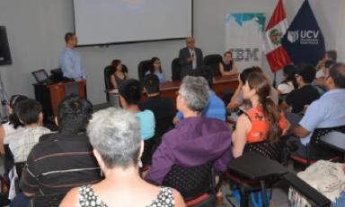 Nicholas Warren, director de WindAid, durante ponencia a los alumnos de Ingeniería de la UCV. (Foto cortesía)