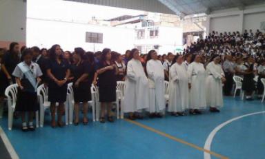Con masiva concurrencia de alumnado y la presencia de las autoridades estudiantiles y directivas, el colegio Santa Rosa inició el año escolar el último 2 de marzo. (Foto cortesía)