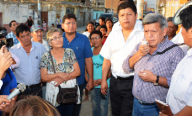 El gobernador regional César Acuña reunido con los pobladores de Chepén. (Foto cortesía GRLL)