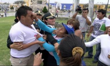 Presuntas militantes de APP golpearon a este joven. Foto: Trujillo en Línea.