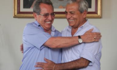 Olvidaron los líos legales y ahora se abrazan como grandes amigos. Foto: Municipalidad de Trujillo