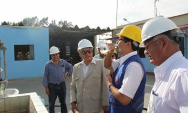 El delegado de la Defensoría del Pueblo, José Luis Agüero, verificó la calidad del agua de la Planta de Tratamiento. (Foto cortesía)