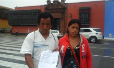 Padres de la bebé que nació en la banca del Hospital Albretch denuncian negligencia de parte de los médicos. (Foto Trujilloenlinea.pe)