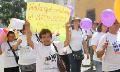 Decenas de mujeres desfilaron por las calles para recordar la lucha diaria para terminar con la discriminación. Foto: MPT