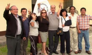 Dina Yepez y su equipo celebran la victoria. (Fuente Facebook)