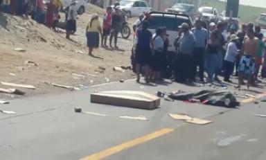 Toda la carga quedó esparcida por la carretera. Foto: Trujillo en Línea