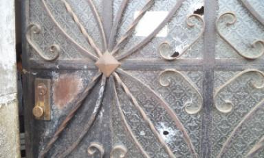 Los balazos impactaron en la puerta, las ventanas y la vivienda contigua. Foto: Trujillo en Línea