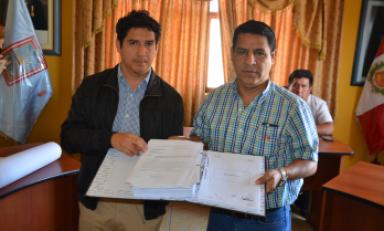 Alcalde de Víctor Larco, Carlos Vásquez Llamo, sostiene acta del proyecto firmada. (Foto: Difusión)