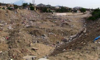 La quebrada San Idelfonso en El Porvenir representa un serio riesgo para este distrito de continuar las lluvias. (Foto Internet)