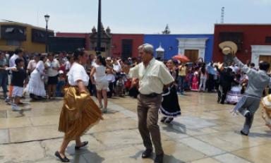 El alcalde Elidio Espinoza no dejó de bailar una sabrosa marinera en el cierre del festival. (Foto: cortesía Graciela Müller)