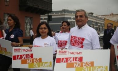 La titular del MIMP, Marcela Huaita; y el alcalde de Trujillo, Elidio Espinoza, en marcha de sensibilización. (Foto MIMP)