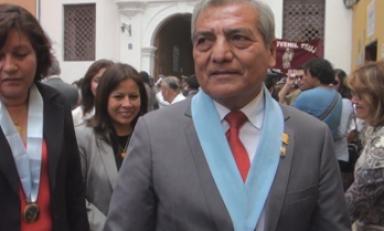 Elidio Espinoza, criticado por tener funcionarios ineficientes.