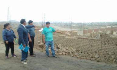Muestran cómo delincuentes derribaron pared que cercaba sus predios. Foto: Trujillo en Línea
