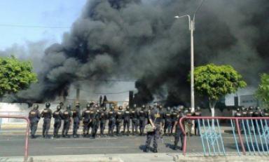 En estos momentos se produce este enfrentamiento en la av. Nicolás de Piérola. (Foto cortesía El Comercio)