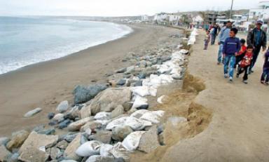 Los vecinos de Huanchaco exigen que las autoridades tomen acciones concretas contra la erosión. (Foto La República)