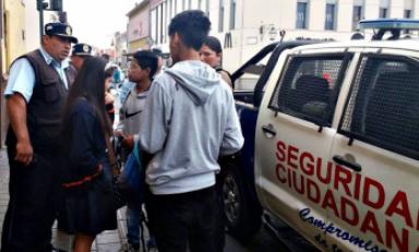 Agentes trasladaron a los escolares hasta sus respectivos planteles. (Foto: Difusión)