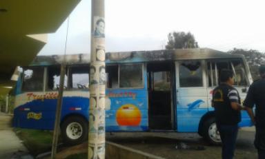 Bus de Salaverry Xpress fue quemado esta madrugada por delincuentes. (Foto Trujilloenlinea.pe)