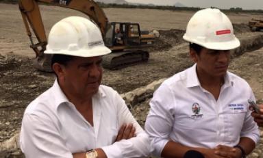 El gobernador regional Luis Valdez, y el gerente regional, Manuel Llempén, verifican trabajos en Ascope. (Foto GRLL)