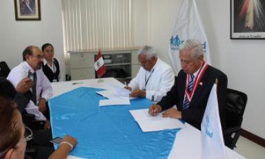 Firma del convenio del plan de trabajo 2015 entre Essalud y la UNT. (Foto cortesía)