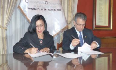La Lic. Mónica Gismondi, directora de Perú en Línea; y el doctor Hermes Escalante, presidente de la CCPLL.
