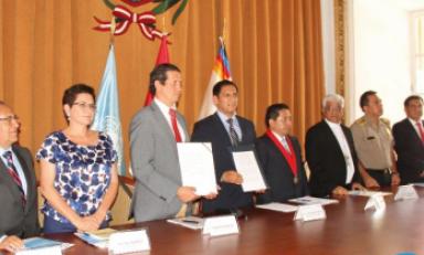 Firma del Convenio por la Seguridad Humana, realizado esta mañana en la Casa de Gobierno de Trujillo. (Foto cortesía)