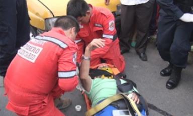 Anciano fue llevado al hospital para descartar lesiones internas. Foto: Trujillo en Línea