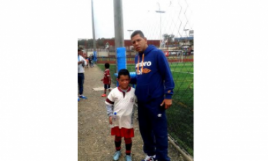 El pequeño futbolista trujillano Luis Sanchez ha sido convocado para integrarse a las divisiones menores de Universitario. (Foto cortesía)