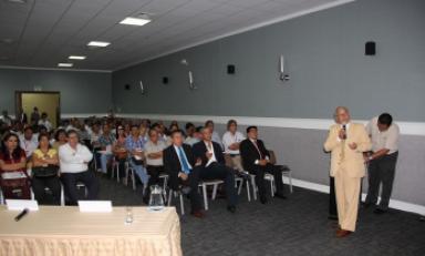 Edilberto Ñique, gerente de Chavimochic, durante ponencia en seminario realizado en Piura. (Foto cortesía PECH)