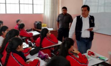 Rafael Moya, gerente regional de Educación, verificó el cumplimiento de horario extraordinario de clases. (Foto Trujilloenlinea.pe)
