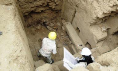 Equipo científico continúa investigación sobre hallazgo de 31 entierros en Chan Chan. (Foto Andina)