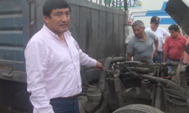 Trabajadores arruinaron camión de Áreas Verdes. Foto: Trujillo en Lima