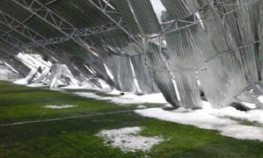 Techo que se precipitó sobre los espectadores de un evento deportivo. (Foto cortesía Anny Casanova)