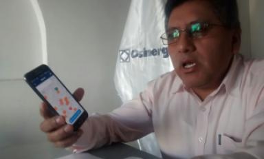 Funcionario muestra la aplicación Facilito APP. Foto: Trujillo en Línea