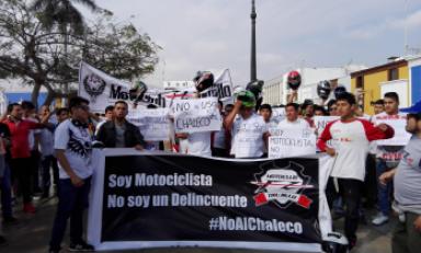 Manifestantes del colectivo #NoAlChaleco