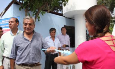 Alcalde de Trujillo cortó la cinta junto a la regidora Lisseth Ruiz. Foto: MPT