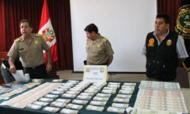 La policía allanó un vivienda donde al parecer se elaboraban soles y monedas extranjeras falsos. (Foto cortesía El Comercio)