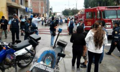 Los bomberos voluntarios y personal de serenazgo lograron controlar un incendio en La Merced. (Foto Serenazgo MPT)