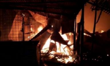 Más de 40 puestos del mercado La Hermelinda quedaron destruidos tras el dantesco incendio registrado anoche.