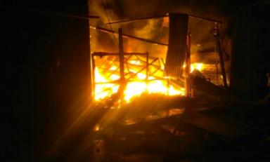 La madrugada de ayer se registró un incendio en un puesto de La Hermelinda. (Foto cortesía)