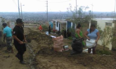 Vecinos cavaron zanjas para evitar ingreso del agua. Foto: Trujillo en Línea