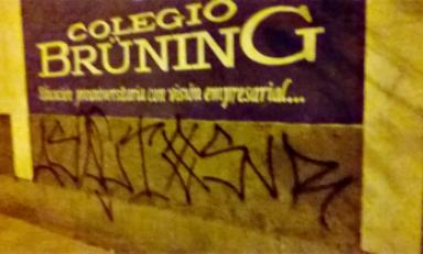 Lo intervinieron cuando realizaba pintas al exterior del colegio Brüning.