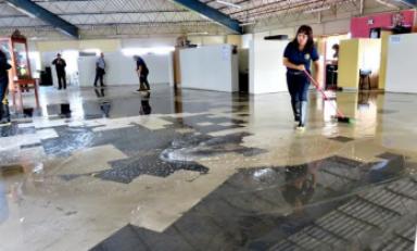 Los trabajadores de la sede de Seguridad Ciudadana de la MPT apoyaron en las labores de limpieza tras la inundación.(Foto MPT)
